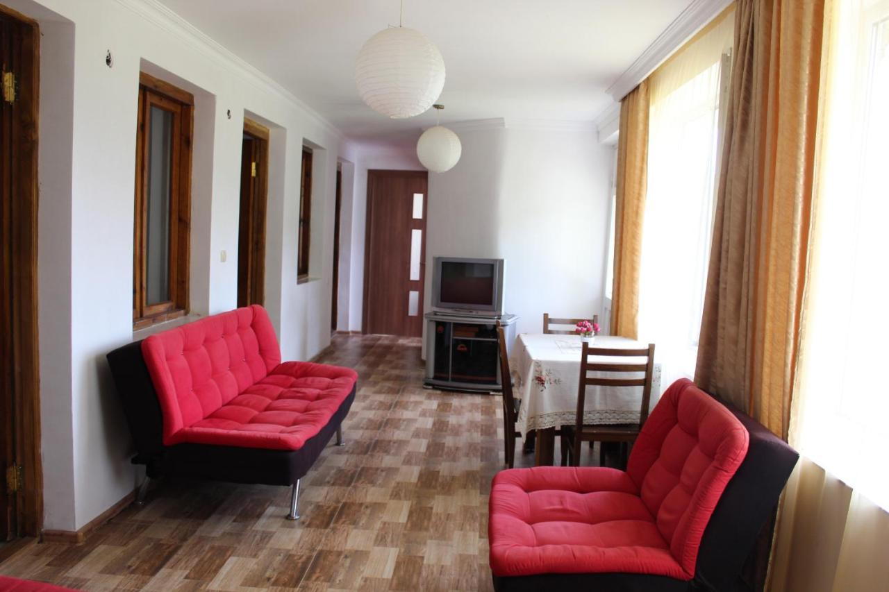 Guest House Racha Ambrolauri Ngoại thất bức ảnh