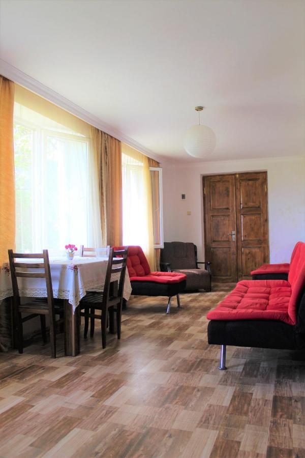 Guest House Racha Ambrolauri Ngoại thất bức ảnh